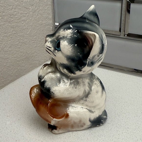 Vintage Cat Kitten Figurine Waving Holding a Shoe 1940s 1950s Made in Japan - Picture 3 of 8